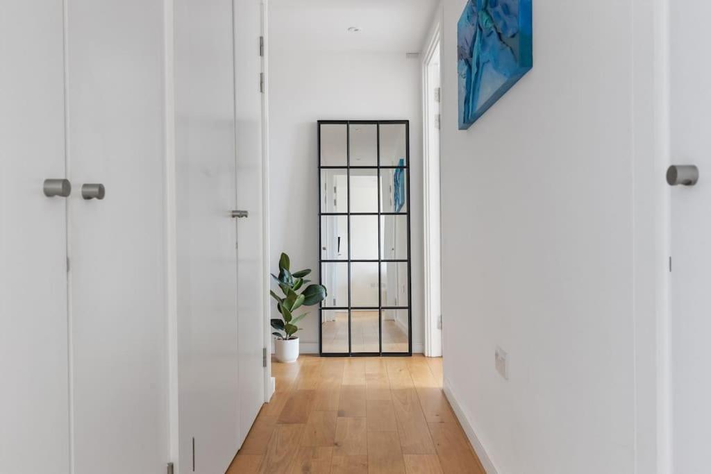 Modern New 1-Bedroom Home Stunning Views Londres Exterior foto