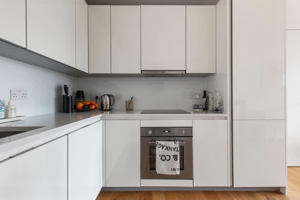 Modern New 1-Bedroom Home Stunning Views Londres Exterior foto