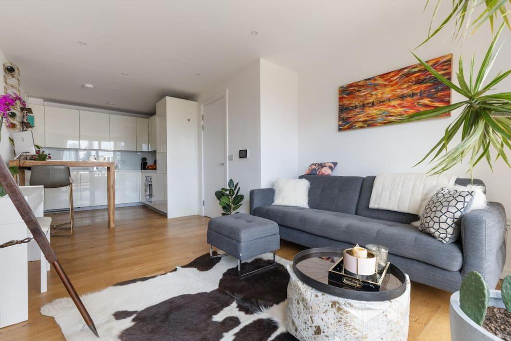 Modern New 1-Bedroom Home Stunning Views Londres Exterior foto