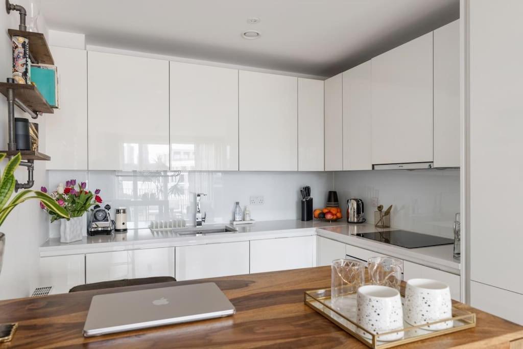 Modern New 1-Bedroom Home Stunning Views Londres Exterior foto